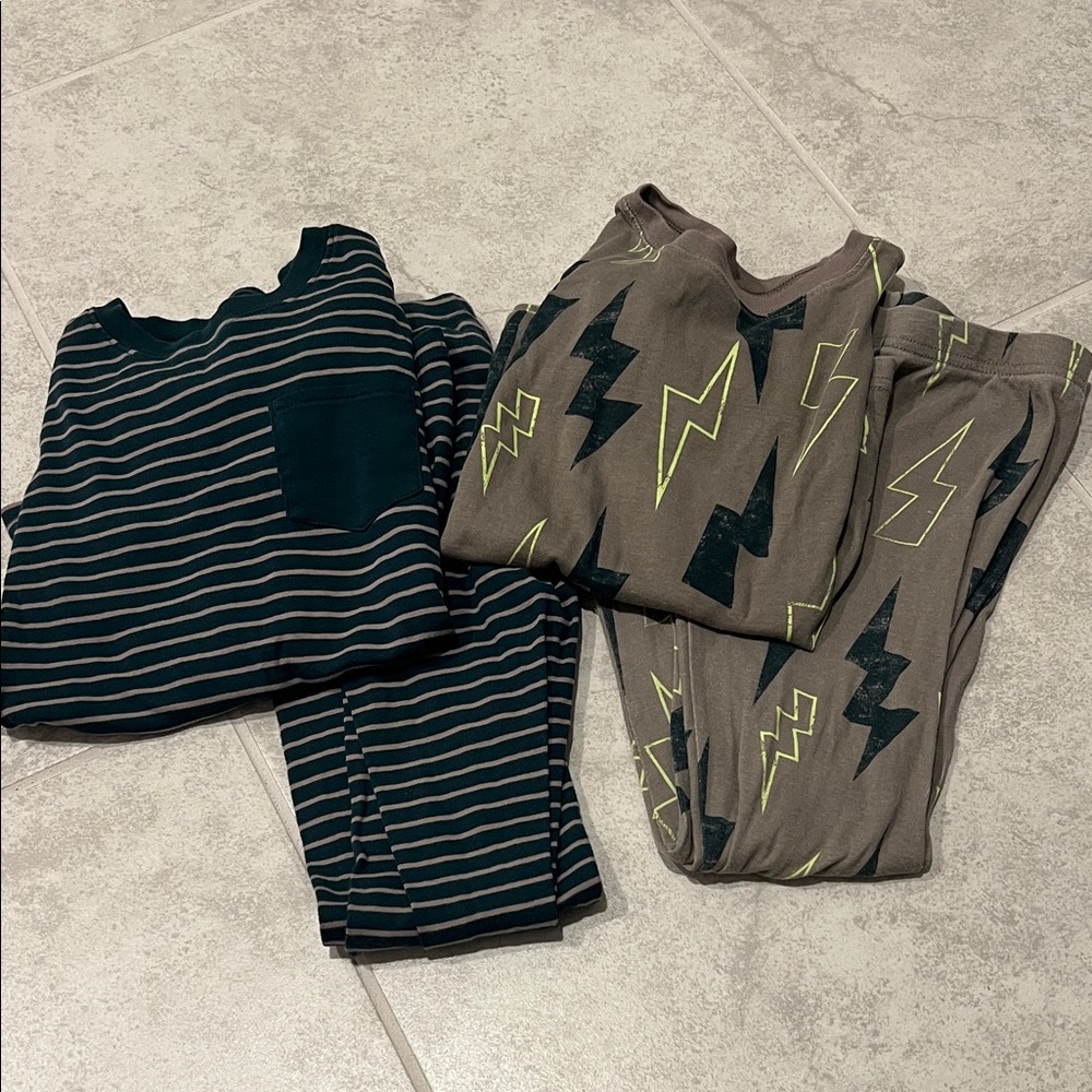 • Carter’s striped & Lightning Bolt Pajama Set, size 8 •